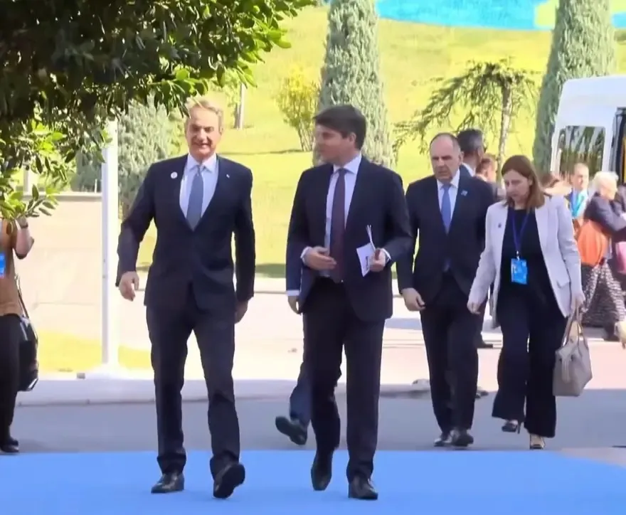 nato-zirvesinde-kare-kare-mesaj-ayakkabidan-turkuaz-haliya-carpici-analiz-1783608673653.jpeg NATO Zirvesi’nde kare kare mesaj: Ayakkabıdan turkuaz halıya çarpıcı analiz-6