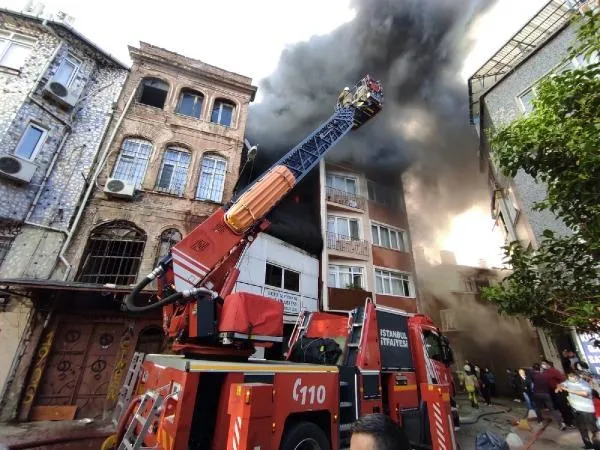 SON DAKİKA: Beyoğlu'nda halı yıkama fabrikasında yangın: 5 katlı binaya sıçradı-2