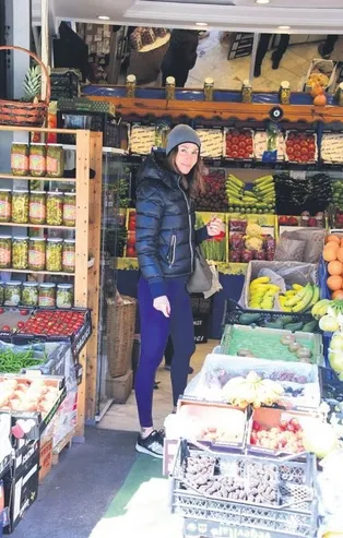 Demet Şener Küpeli'den manav alışverişi