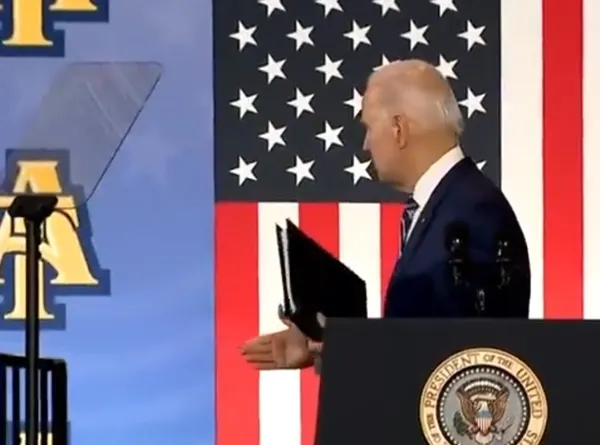 abd-baskani-joe-biden-boslukla-tokalasti-yine-sosyal-medyanin-diline-dustu-1650017139591.jpeg ABD Başkanı Joe Biden boşlukla tokalaştı! Yine sosyal medyanın diline düştü-2