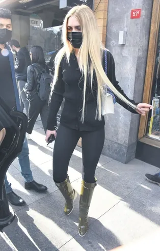 Aleyna Tilki, peşini bırakmayan çiçek satıcısına William Shakespeare’in Hamlet kitabını verdi