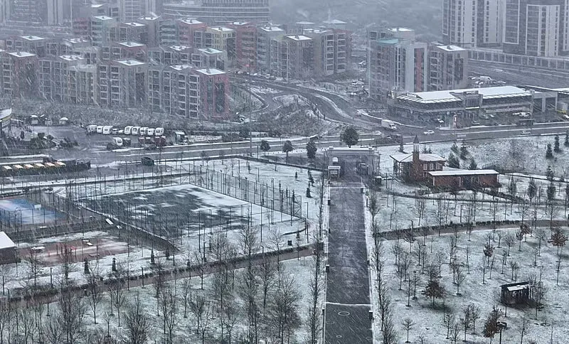 İSTANBUL'DA KAR YAĞIŞI BAZI BÖLGELERDE SÜRÜYOR-1