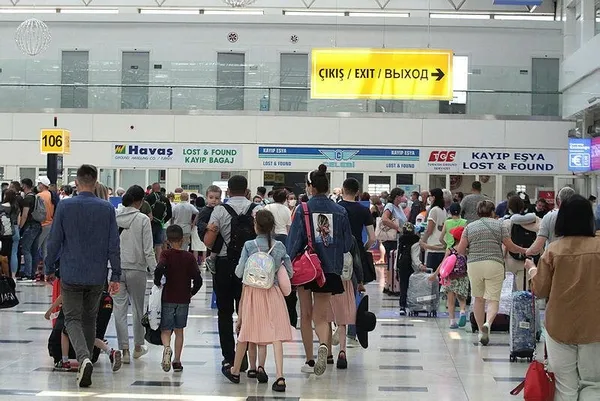 Türkiye'ye turist akını: İlk gün 44 uçakla 12 bini aşkın Rus Antalya'ya indi-5