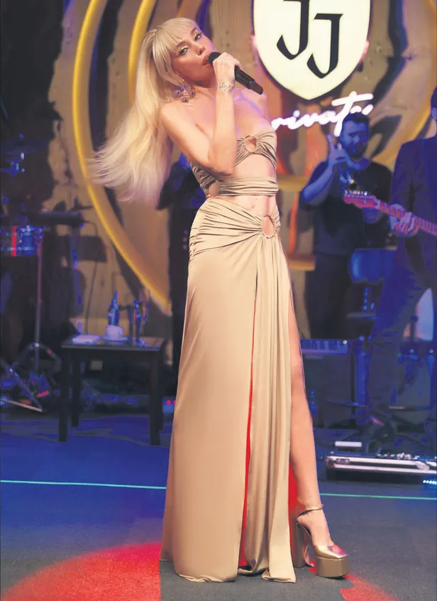 hayraniyla-mahkemelik-olan-berkay-ates-puskurdu-hem-aileme-kufur-ettiler-hem-utanmadan-para-istiyorlar-1643829225070.jpg Hayranıyla mahkemelik olan Berkay Ateş püskürdü! “Hem aileme küfür ettiler hem utanmadan para istiyorlar”-7