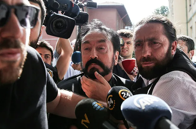 Adnan Oktar'dan genç kızlara iğrenç tuzak! Bizzat kendi kurmuş