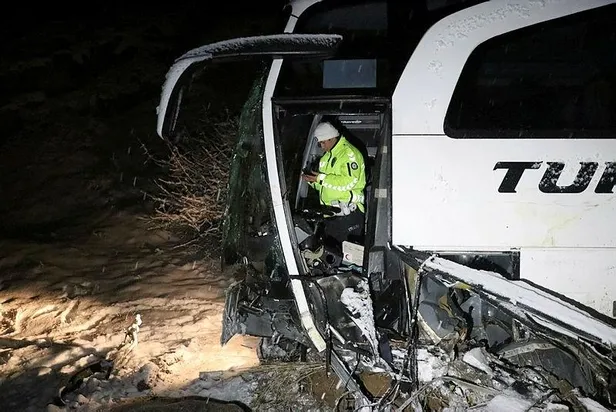 Son dakika: Erzincan'da yolcu otobüsü iş makinesine çarptı! Çok sayıda yaralı var-3