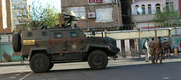 Diyarbakırda oy kullanılan okulda silahlı kavga!