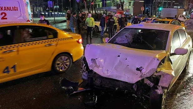 Son dakika: Şişli'de hatalı dönüş yapan araç ortalığı birbirine kattı! 5 yaralı-2
