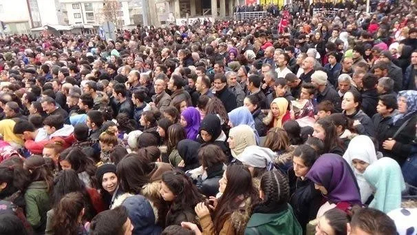 Hakkari Türk bayraklarıyla oraya koştu-2