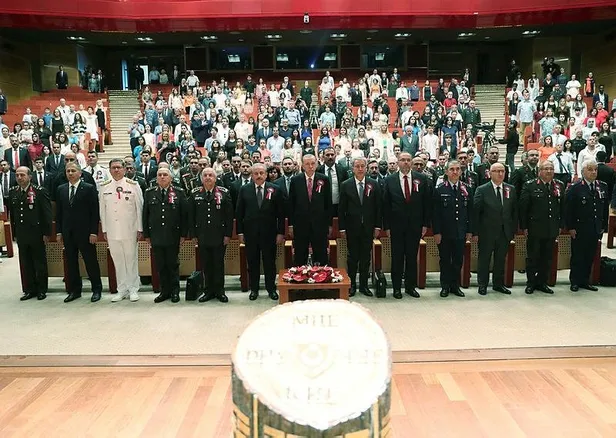 baskan-erdogandan-milli-savunma-universitesi-mezuniyet-toreninde-onemli-aciklamalar-1656680847833.jpeg Başkan Erdoğan'dan Milli Savunma Üniversitesi Mezuniyet Töreni'nde önemli açıklamalar... Yunanistan'a mesaj Suriye'ye operasyon sinyali-3