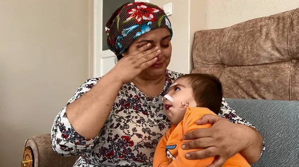 her-25-bin-bebekten-birinde-gorulen-goldenhar-sendromu-ile-dunyaya-geldi-annesi-dili-ve-cenesinden-ameliyat-ol-1651050500098.jpg Her 25 bin bebekten birinde görülen 'Goldenhar Sendromu' ile dünyaya geldi! Annesi dili ve çenesinden ameliyat olmasını istiyor-3