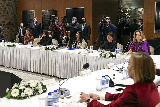 son-dakika-hazine-ve-maliye-bakani-nureddin-nebati-is-dunyasinin-kadin-temsilcileriyle-istanbulda-bulustu-1641661438407.jpeg Son dakika: Hazine ve Maliye Bakanı Nureddin Nebati iş dünyasının kadın temsilcileriyle İstanbul'da buluştu-4