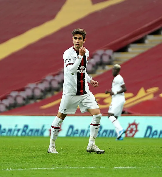 asgari-ucretle-oynayan-karagumruklu-efe-tatli-galatasarayi-yakti-1618230484882.jpg Asgari ücretle oynayan Karagümrüklü Efe Tatlı Galatasaray'ı yaktı-1