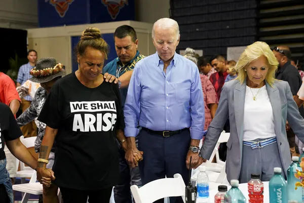 abd-baskani-joe-biden-tatilin-ardindan-felaketin-yasandigi-hawaiide-protesto-edildi-1692674442562.jpg