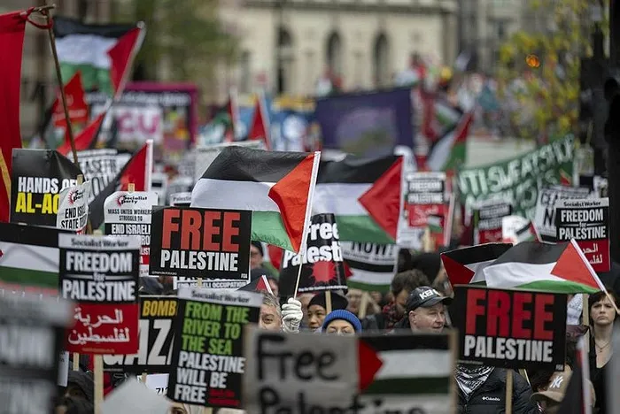 londrada-filistin-icin-insan-seli-ateskes-oylamasina-veto-veren-abd-ve-cekimser-oy-kullanan-ingiltereye-tepki-1702142305607.jpeg Londra'da Filistin için insan seli! ABD ve İngiltere'ye BMGK tepkisi: Sizden utanç duyuyoruz-11