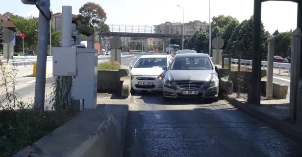 Türk sürücüsünün inadının sonucu! Aynı gişeden geçmeye çalışırken sıkışıp kaldılar