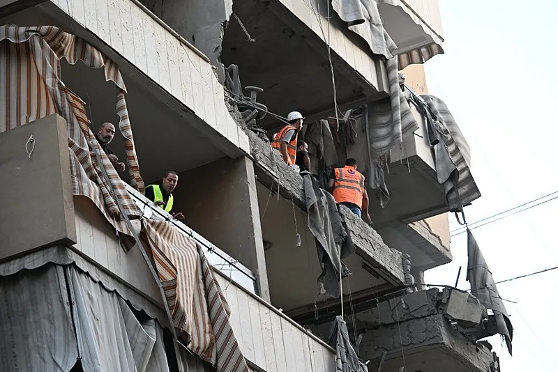 Katil İsrail Beyrut'un güney banliyölerini bombaladı-2