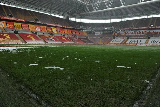 Bundesliga'da şoke eden görüntü! Bayern Münih maçında kar sonrası iki farklı zemin-6