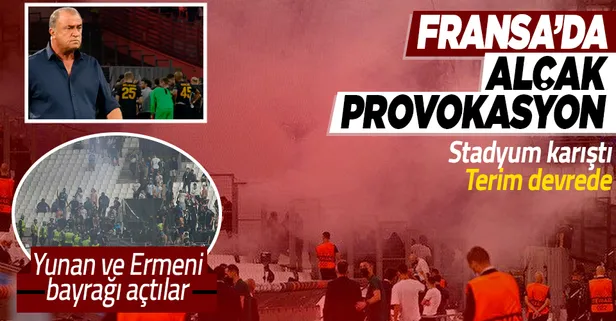 Fransa'da alçak provokasyon! Marsilya taraftarı Yunanistan ve Ermenistan bayrağı açtı, polisten G.Saraylılara sert müdahale