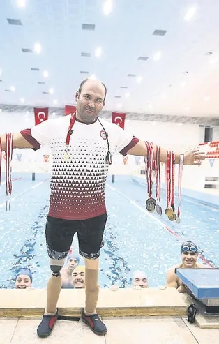 6 yaşında geçirdiği trafik kazasını sonucu iki bacağını kaybetti! Beden öğretmeni olan Ali Uzun, 11 öğrencisiyle 42 madalya kazandı