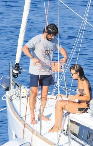 Ahmet Kural ve sevgilisi Gizem Çelik'in Bodrum tatili sürüyor