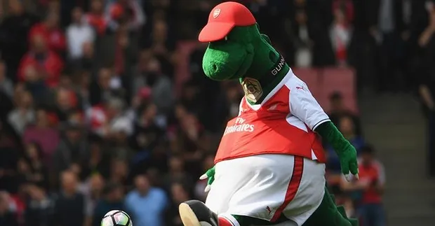 Premier Lig ekiplerinden Arsenal'ın 27 yıllık maskotu Gunnersaurus geri döndü-1