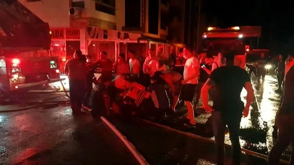 İzmir'de zemin kattaki işletmede çıkan yangında alevler 4 katlı binayı sardı-5