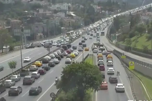 İstanbul'da trafiği kilitleyen kaza! 15 Temmuz Şehitler Köprüsü çıkışında iki araç birbirine girdi
