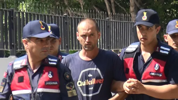 antalyada-5-yildizli-otelde-rus-turist-anne-ve-babasini-cekicle-katletti-cinayet-aninin-videosu-ortaya-cikti-1664189550883.jpg Antalya'da 5 yıldızlı otelde Rus turist anne ve babasını çekiçle katletti! Cinayet anının videosu ortaya çıktı-2