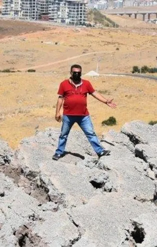 İzmir'de Harmandalı çöplüğünden sızan çöp suları Kösedere mevkisinde toprak kaymasına neden oldu