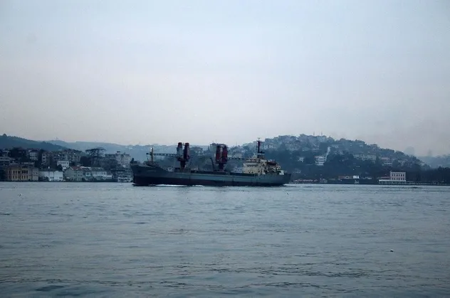 Son dakika: Rus askeri kargo gemisi Dvinitsa-50 İstanbul Boğazı'ndan geçti