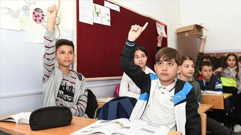resmi-gazetede-yayimlandi-okullarda-tek-tip-kiyafet-donemi-basliyor-4-yil-boyunca-degistirilemeyecek-1733441078294.jpeg Okullarda tek tip kıyafet zorunluluğu getirildi (AA)