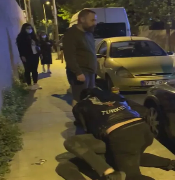 istanbulun-ortasinda-tekme-tokat-darbedilen-kadini-motosikletli-grup-kurtardi-1623064733031.jpg İstanbul'un ortasında tekme tokat darbedilen kadını motosikletli grup kurtardı-2