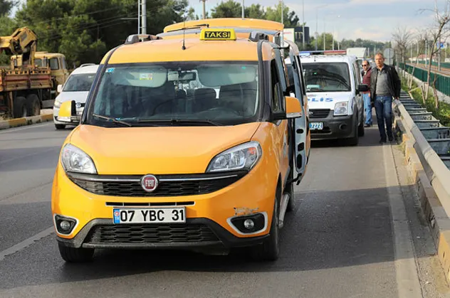 Antalya'da polis kilometrelerce taksiyi kovaladı! 3 kişi gözaltına alındı