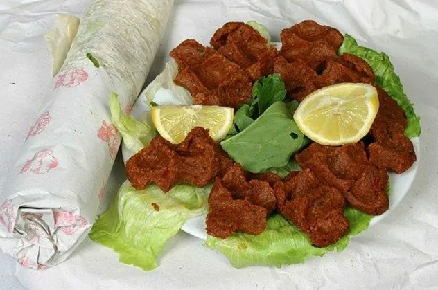 Çiğ köfte paketlerine gizlenmiş mermi ve fişek ele geçirildi