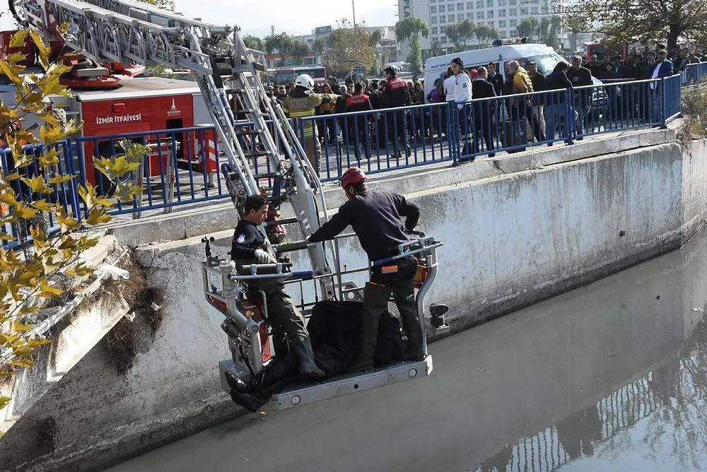 Cesedin fotoğrafını çekmek için yarıştılar!-1
