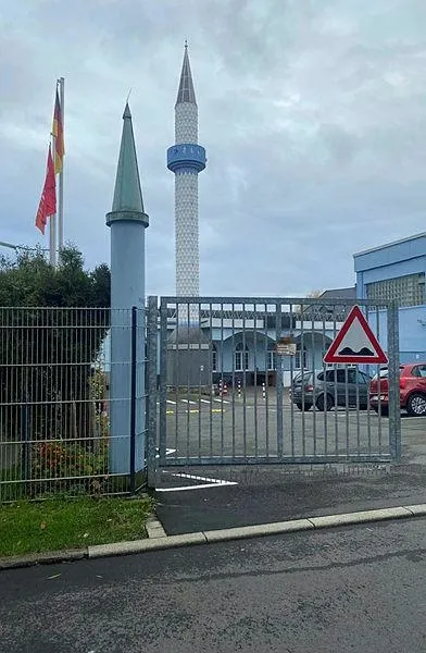 almanyada-camiye-igrenc-saldiri-domuz-basi-asti-1638756191150.jpeg Almanya'da camiye iğrenç saldırı! Domuz başı astı-3