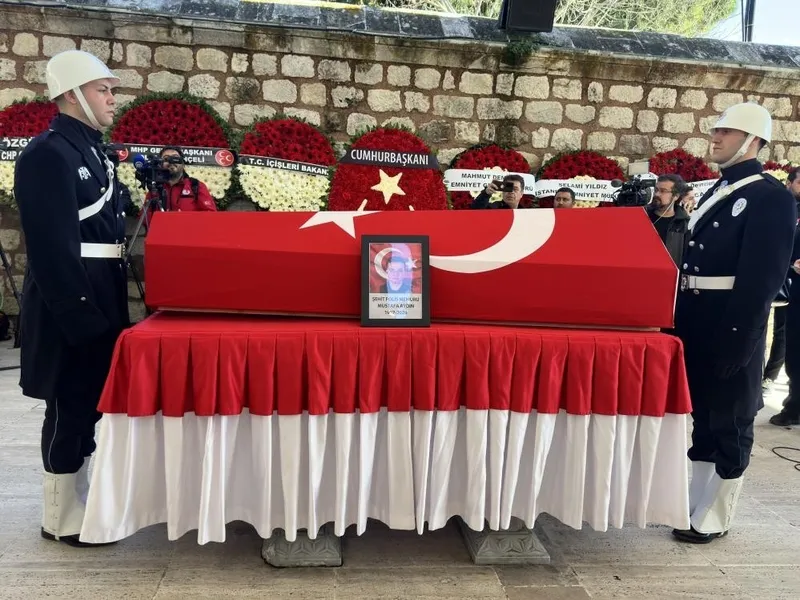 kalp-masajiyla-hayata-dondurulup-aci-haber-gelmisti-sehit-polis-memuru-mustafa-aydin-son-yolculuguna-ugurlandi-1774968979037.jpeg Kalp masajıyla hayata döndürülüp acı haber gelmişti: Şehit polis memuru Mustafa Aydın son yolculuğuna uğurlandı-3