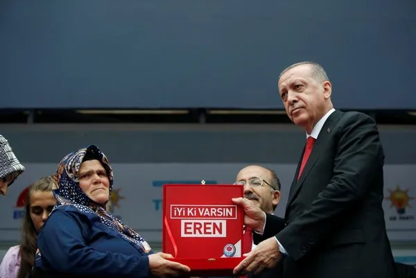 Cumhurbaşkanı Erdoğan şehit Eren Bülbülün annesine hediye edilen evin anahtarını verdi