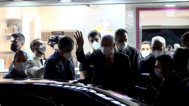 baskan-erdogan-beylerbeyinde-dondurmaciya-ugrayip-vatandaslarla-sohbet-etti-1622925848872.jpeg Başkan Erdoğan, Beylerbeyi'nde dondurmacıya uğrayıp vatandaşlarla sohbet etti-3