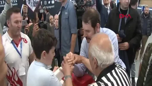 Bakan Albayrak ve oğlu bilek güreşi yaptı