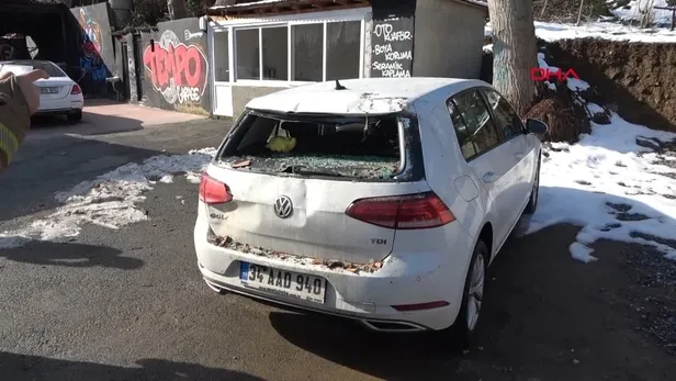 son-dakika-besiktas-cengiz-topel-caddesinde-bir-otoparkta-istinat-duvari-araclarin-uzerine-coktu-1613896065592.jpg Son dakika: Beşiktaş Cengiz Topel Caddesi’nde bir otoparkta istinat duvarı araçların üzerine çöktü!-3