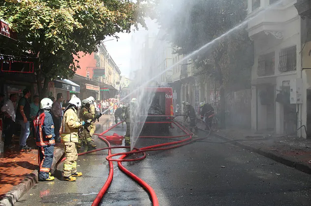 İstanbul Fatih'te korkutan yangın
