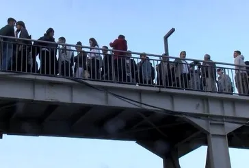 İstanbul'da yine metrobüs çilesi! İnsan trafiği oluştu: 40 dakika boyunca köprüyü aşamadılar
