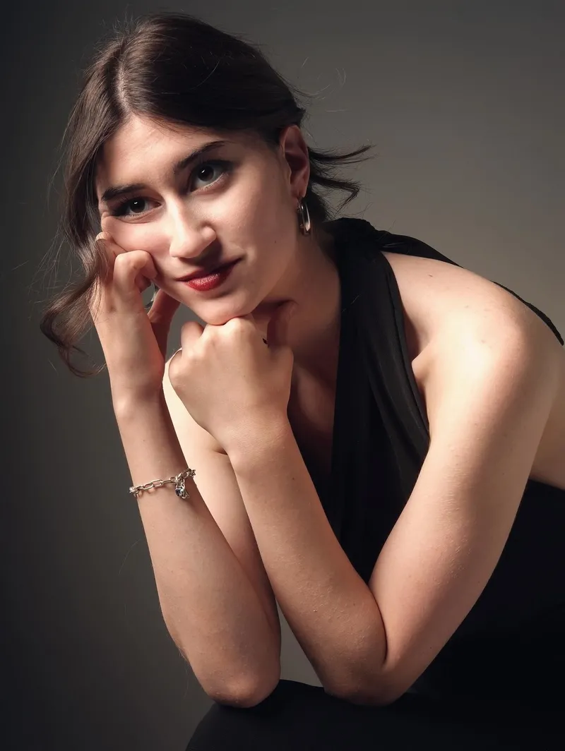 tamer-karadaglinin-kizi-zeyno-son-haliyle-hayran-birakti-1773309470803.jpg Bakın en çok kime benziyor! Tamer Karadağlı'nın kızı Zeyno son haliyle gündemde: Hem yetenekli hem güzel!-3