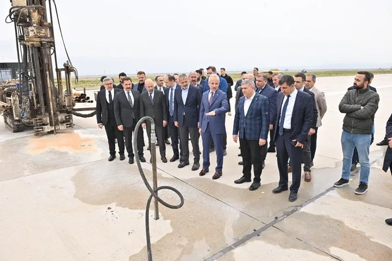 hatay-havalimani-eski-gunlerine-dondu-ulastirma-ve-altyapi-bakani-abdulkadir-uraloglu-acikladi-1712577195360.jpeg