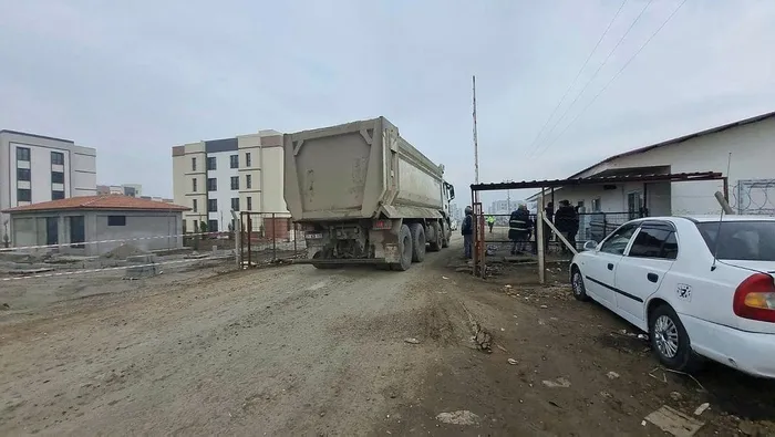 santiye-karisti-usta-kamyonun-altinda-kalinca-surucu-zirhli-aracla-cikarildi-1704203483213.jpeg Şantiye karıştı! Usta kamyonun altında kalınca sürücü zırhlı araçla çıkarıldı-2