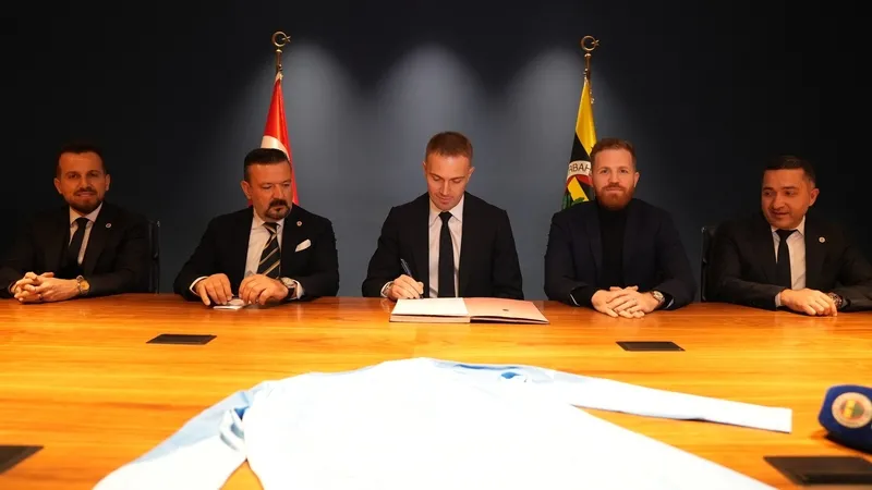 mert-gunok-besiktastan-sonra-fenerbahce-formasini-giydi-transferi-resmen-aciklandi-1767887051633.jpeg 2.5 yıllık imzayı attı formayı giydi! Mert Günok yeniden Fenerbahçe'de-2