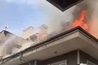 3 katlı binanın çatı katında yangın çıktı, alevler gökyüzünü sardı! Ekipler acil müdahale etti!