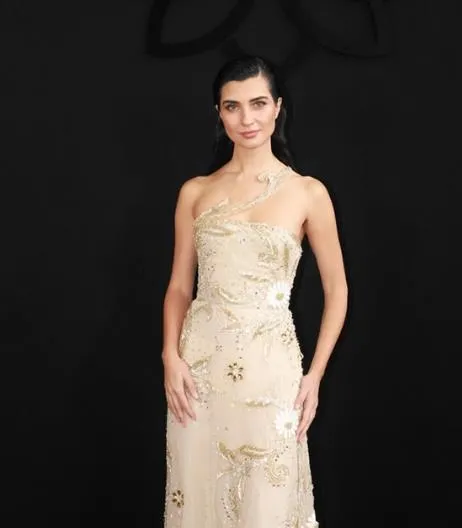 tuba-buyukustun-paris-moda-haftasinda-tarzi-ile-dikkat-cekti-1738113007986.jpeg Tuba Büyüküstün. (Fotoğraf: Instagram)